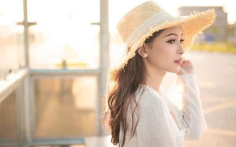 自媒体行业的人设，与其它行业的人设，有哪些相同、不同之处？要注意些什么？