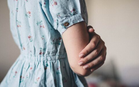 提供无条件退款政策还是有条件的退款政策更好？