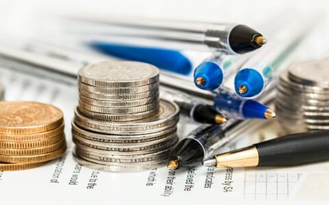 如果我决定提供有条件的退款政策，应该设置哪些条件？