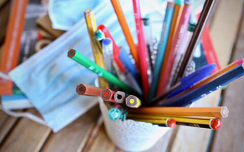 我该如何选择适合教学视频制作的相机或手机？