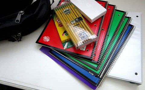 以《蜜雪冰城》和《小米》为例，说说4P营销理论的实际应用场景