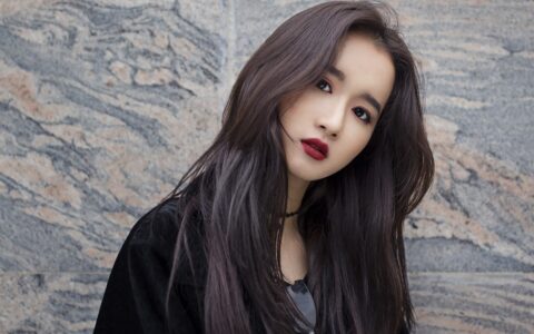 Kimi和文心一言在处理多轮对话时，它们是如何理解用户的情感和意图的？