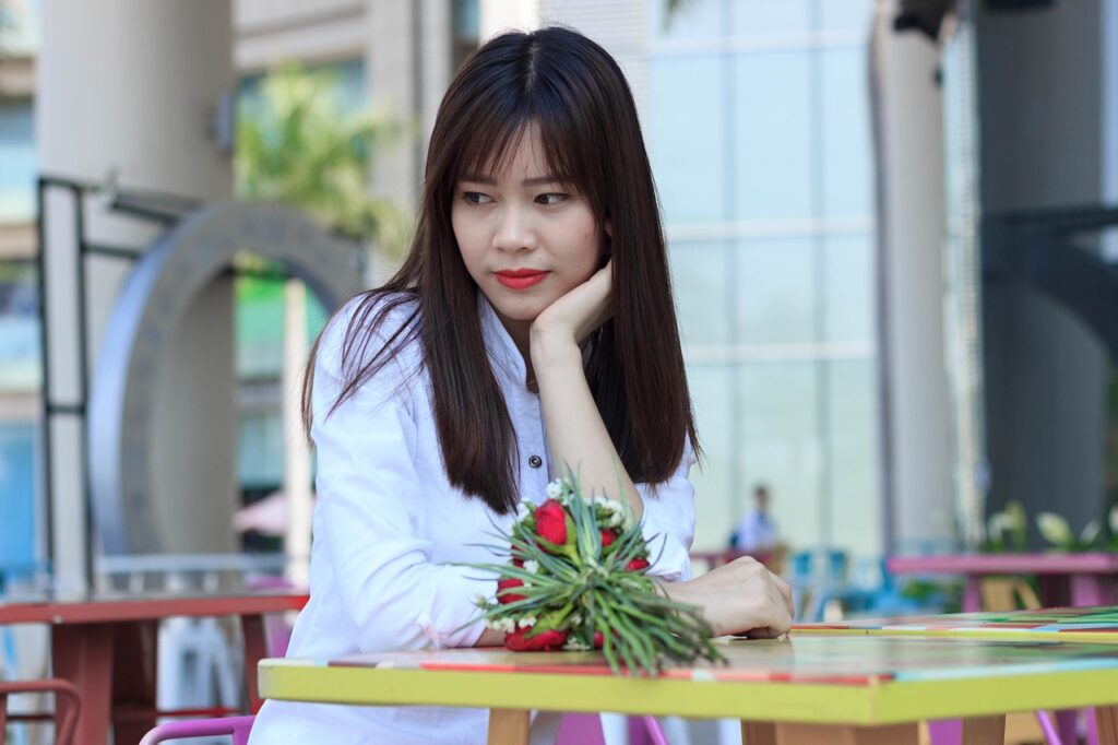 做为一名小红书的创作者，如何找到并坚持自己独特的创作风格？