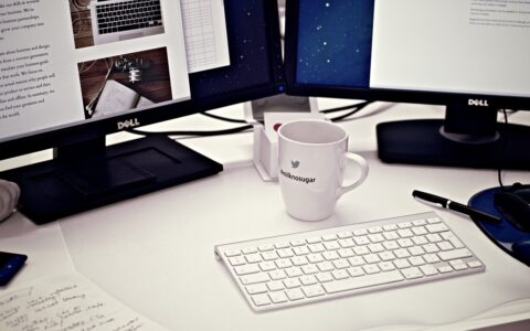 在社交媒体上，如何平衡激励学生分享和避免过度商业化的感觉？（说人话，就是不要让客户感觉你是在打广告）