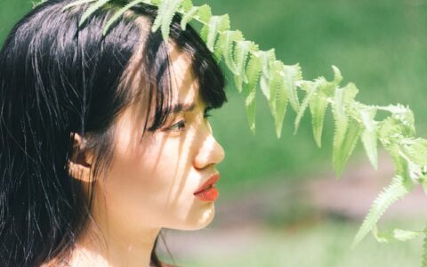 kimi 目前还不能根据文本生成图片，这和其它AI大模型（文心一言，智谱清言，通义千问，讯飞星火）相比还是有差距的，但会给出建议