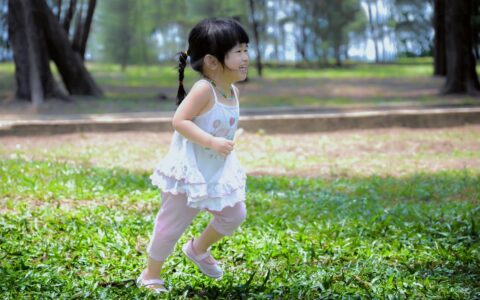 听听文心一言是如何评价讯飞星火的，整体还算客观，但是讯飞却拒绝评论文心一言，有点意思