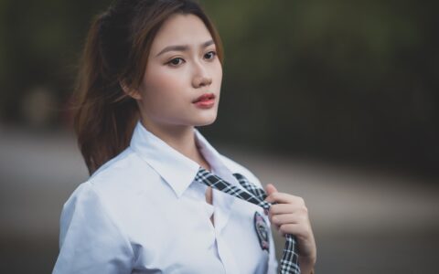 能否推荐一些简单易用的第三方工具，帮助我将视频从抖音合法上传到TikTok？