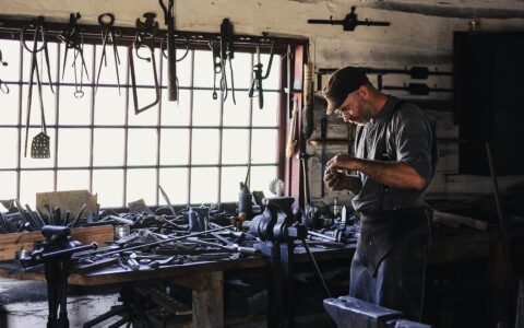 为什么越来越多人开始关注并使用Kimi, 做为主力的AI工具，广泛应用于工作和生活中，做为一个重要的生产力工具？最重要的原因是什么？