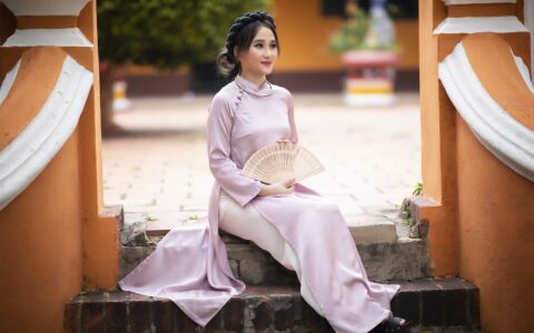 对于制作演讲型的PPT，如何选择合适的PPT模板，来匹配我的演讲主题，才能吸引到观众的注意力？