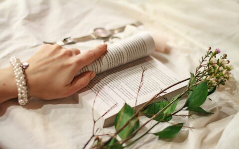 智谱清言 GLM3 和 GLM4 的区别是什么？和当红炸子鸡“Kimi”相比，哪个最合适呢？从各个方向全方位进行对比，让你一目了然