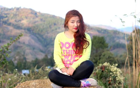 如何确保动画教育中使用的人工智能系统（ChatGPT、Kimi、文心一言、智谱清言等）对所有学生公平，避免算法偏见？