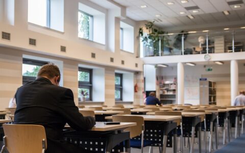 卖低价课程的文案，与其它销售文案是不一样的，它有一些非常独特的特点，以下是一些注意事项，知识博主应该要知道