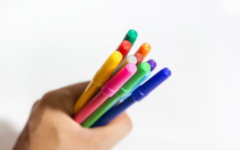 Kimi是基于什么AI大模型训练的？国内其它AI工具是基于什么大模型训练的？一张表格，讲得明明白白（价格附后、自行比较）