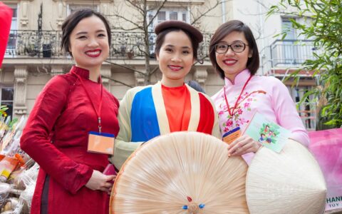 人工智能系统（ChatGPT、Kimi、文心一言）在动画教育中如何与现有教育体系和课程内容相结合？