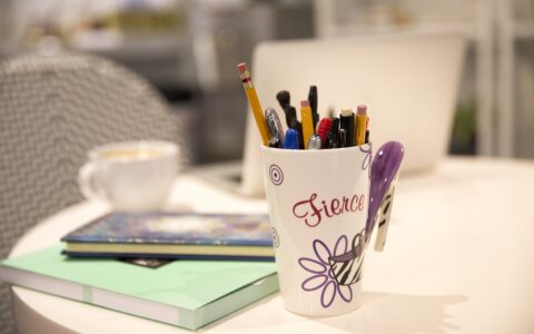 最近的抖音卖课“一哥”李一舟被封禁了，从这件事中，可以看到目前知识付费领域的哪些变化？有哪些经验和教训要总结，以及行业监管的方向和力道