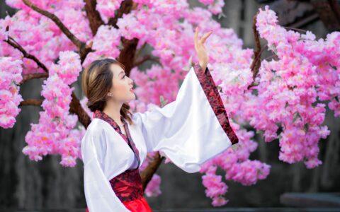 使用人工智能技术制作动画课程时，如何确保内容的准确性和科学性？