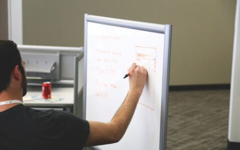 采用了“问题-解答模式”的PPT，在不同学科教学中，老师应该如何调整PPT教学内容，来适应各自的教学特点？