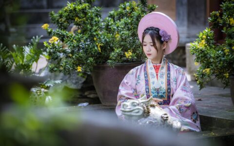 在制作动画课程时，如何利用人工智能技术（ChatGPT、Kimi、文心一言等）来提高故事叙述的吸引力？