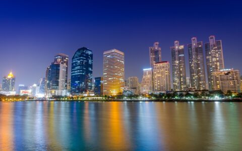 有没有一些在线资源或工具可以帮助我快速创建专业的PPT设计？这些在线PPT设计工具中，哪些支持多人协作编辑？