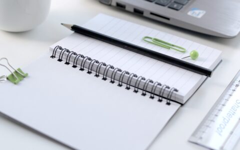 什么样的封面图片，才能吸引到用户关注和点击观看，什么样的内容才会提高播放量，怎么操作才能提高我的视频的完播率？