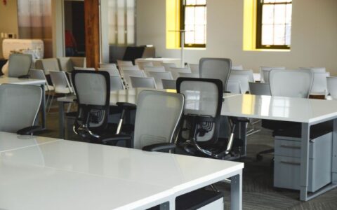 知识博主（老师）在做线下演讲时，如何根据不同的演讲场合选择合适的PPT设计风格？