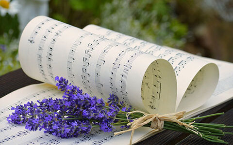 Kimi 现在很火，它能在众多通用AI大模型中异军突起的秘诀是什么？有什么看家本领？