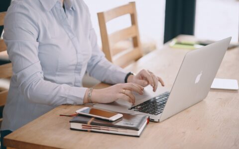 在制作对外PPT时，有哪些设计元素可以增强视觉吸引力，同时保持信息的清晰传达？