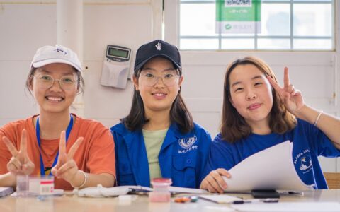 如何在讲课过程中根据学生的反应灵活调整自己的手势、语气和肢体语言？