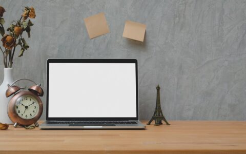 如何让卖课的销售文案，不要太夸张，让客户烦感，但也不能太客观，失去吸引力，这个尺度应该如何把握？