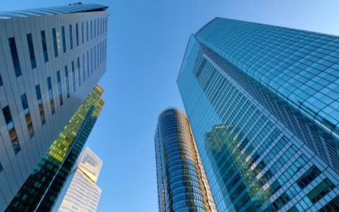 除了事实和数据，还有哪些可以增强紧迫感的元素？分享一些通过数据对比来增加紧迫感的知识付费文案标题