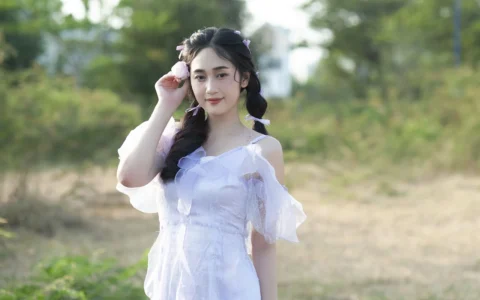 卖课的直播间和其它商品是不一样的，那么卖课的直播间有什么特点呢？话术模板是什么样的（后附实战案例）