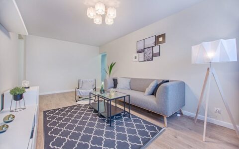 对于新手用户来说，剪映和万兴喵影的教程和学习资源哪个更丰富？