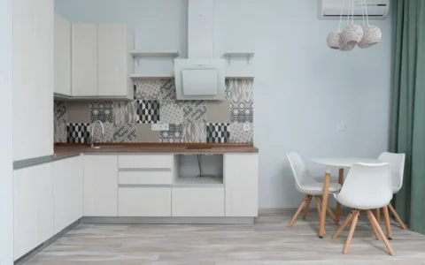 剪映和万兴喵影在视频剪辑功能上有哪些主要区别？