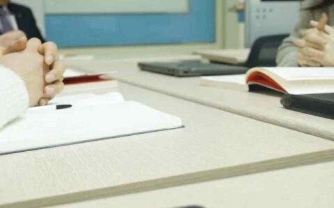 幕布的大纲笔记功能，它和传统的思维导图有什么区别？幕布的大纲笔记功能在哪些场景下使用最为合适？