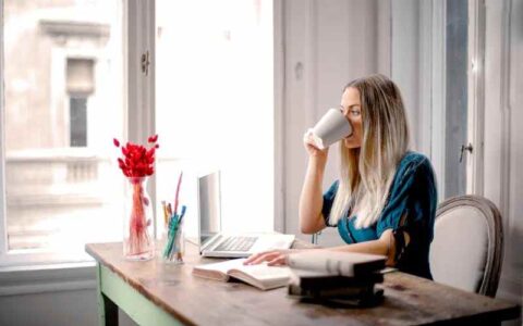 如何通过AI技术提高数字人视频的个性化推荐效果？