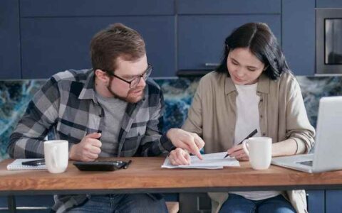 如何通过市场调研来确定我课程的目标价格区间？