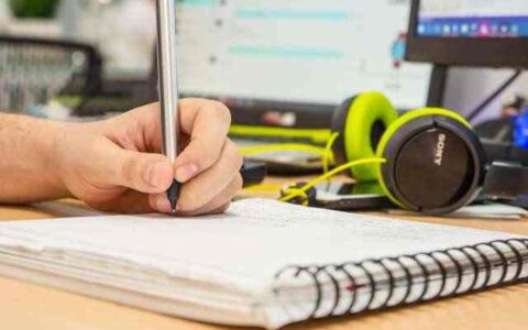 有没有一些在线工具或平台可以帮助我跟踪学员的学习进度和先决条件知识？