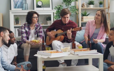 有哪些方法可以帮助我识别 AI 生成的文案？