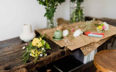 短视频平台的推荐算法是如何工作的，它们是如何影响用户观看内容的？推荐算法对内容创作者有哪些潜在的影响？