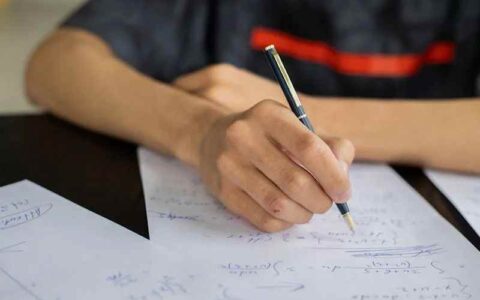 在自媒体行业中，有哪些有效的数据分析工具推荐？有哪些常见的误区需要避免？