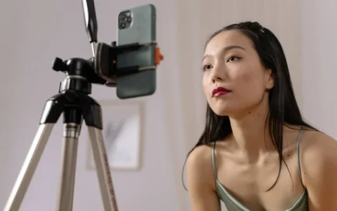 现在还在坚持更新抖音作品的是哪些人，哪些人内容可以持续输出，请给我一些建议，断更会有影响吗？