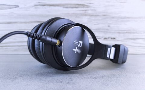 如何根据市场需求和竞争情况来确定耳机价格？