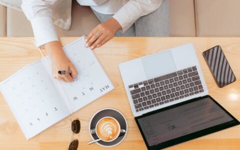 如何快速突破创作者伙伴计划，对于粉丝一万的要求？有什么花钱少、见效快的方法？（保证合规、合法、符合平台规则）