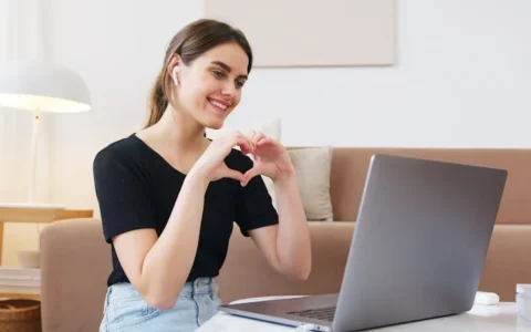 自媒体的价值，是靠作品支撑的，但是，自媒体人设的价值到底是什么？客观的评价标准是什么呢？