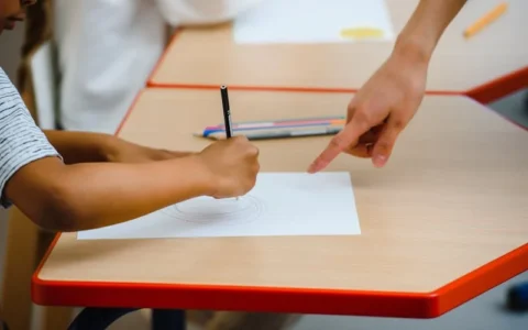 现在用AI做自媒体的人多吗？真得可行吗？有哪些领域，可以用完全用人工智能来做的，哪些领域不适合用人工智能？