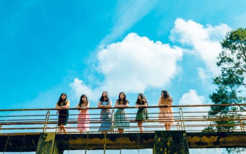 在 PPT 排版中，应该如何处理对齐和对称之间的关系？