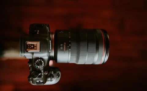 面对人工智能带来的就业挑战，劳动者应该如何提升自己的竞争力？