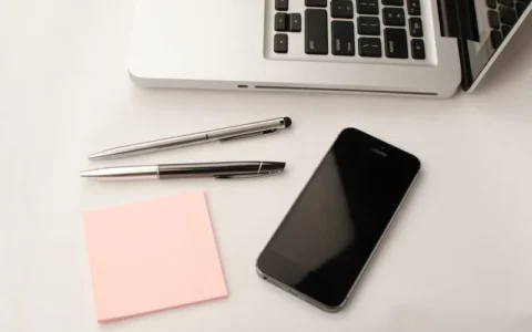 人工智能在自媒体创作中的应用实例有哪些？