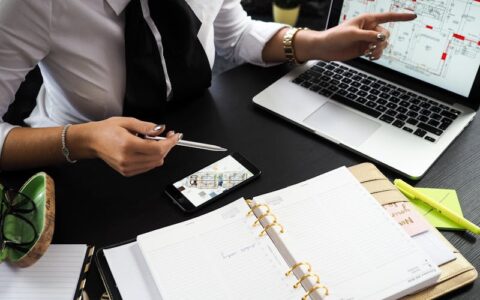 模板是个有用工具，可以直接照抄，降低门槛：制定一份教学内容与实践项目结合的实施方案模板