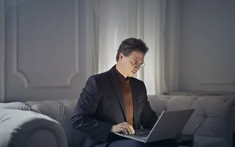 一套可以用来销售的商业课程，它的内容架构是什么样的，应该如何策划这样的课程（以视频剪辑软件的使用为案例）